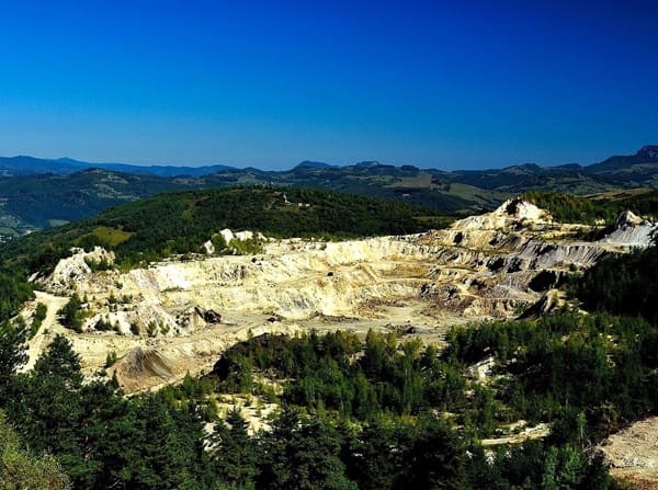 géochimie-environnementale Spécialiste réalisant un travail de terrain pour la caractérisation géochimique dans une zone minière au Maroc.